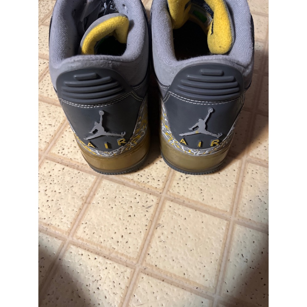 Jordan Fusion 3 Men's Size 12 Flint
Grey Varsity Maize Silver
323626-071 - Picture 2 of 8
